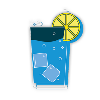 Wasserglas mit Zitrone und Eis